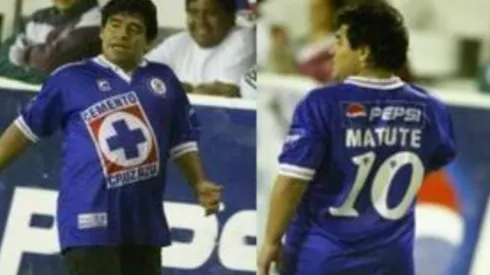 Maradona vistió varias veces la playera de Cruz Azul.