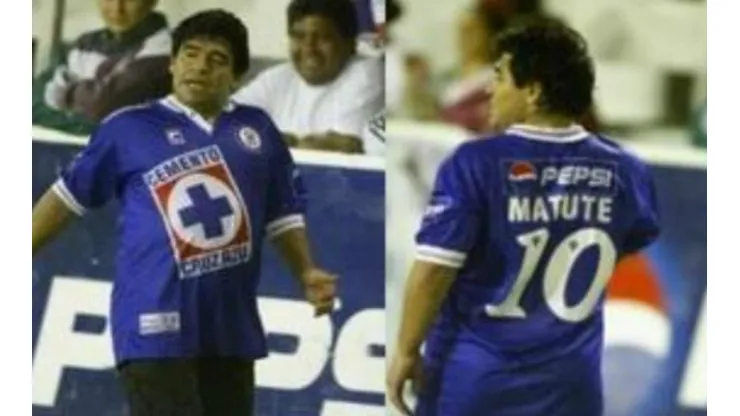 Maradona vistió varias veces la playera de Cruz Azul.