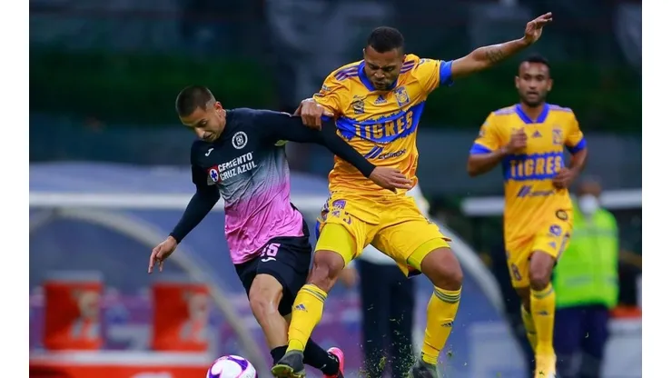 Orbelín Pineda en el duelo entre Cruz Azul vs. Tigres