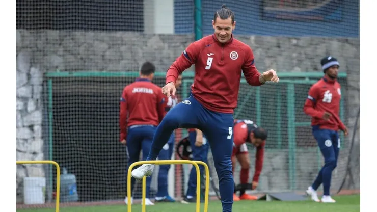 Milton Caraglio en los entrenamientos con Cruz Azul