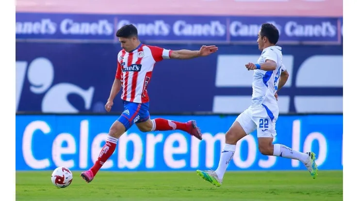 Nicolás Ibañez en el duelo ante Cruz Azul