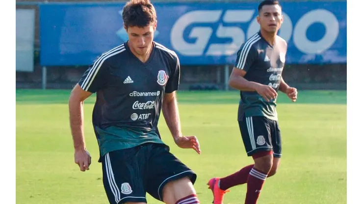 Santiago Giménez en entrenamiento con la Selección mexicana Sub 23.