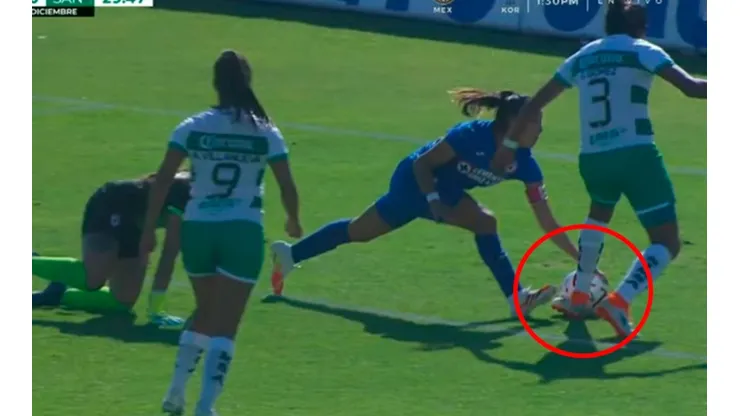 La jugadora de Cruz Azul Daniela Monroy metió la mano para evitar el gol de Santos.
