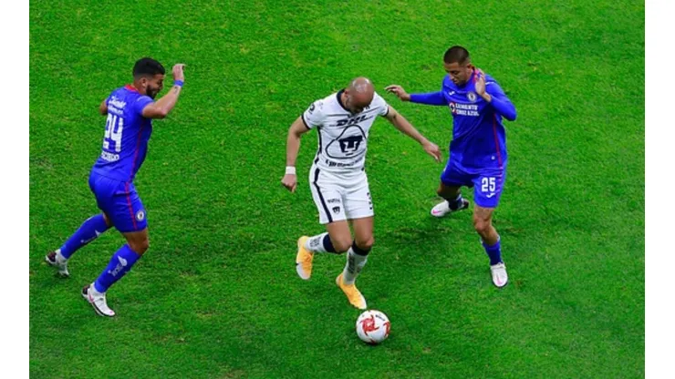 Carlos González en un partido ante Cruz Azul