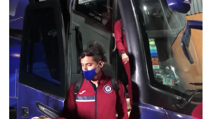 Cruz Azul llegó una hora antes al Azteca.