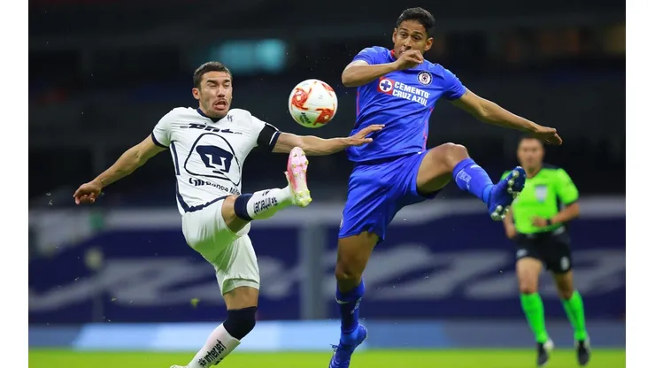 Cruz Azul y Pumas se enfrentan esta noche.