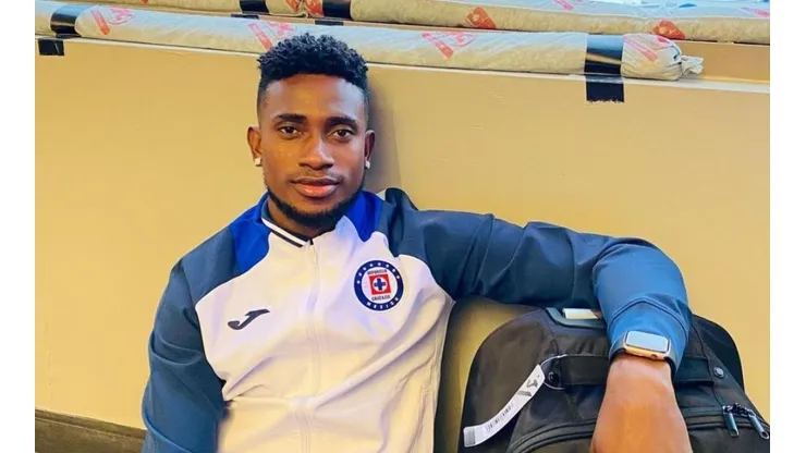 Jonathan Borja en una concentración con Cruz Azul