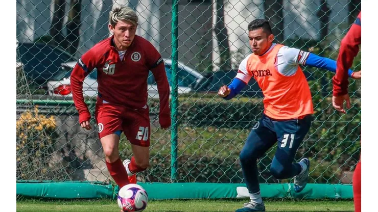 Alexis Gutiérrez entrenó al parejo con Cruz Azul antes de viajar a Monterrey.