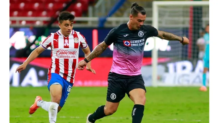 Milton Caraglio en el duelo ante Chivas