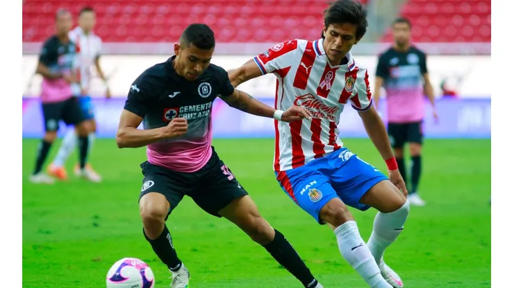 Cruz Azul y Chivas se enfrentan esta noche.
