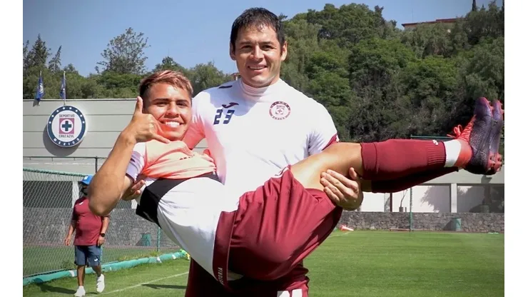 Pablo Aguilar junto a Misael