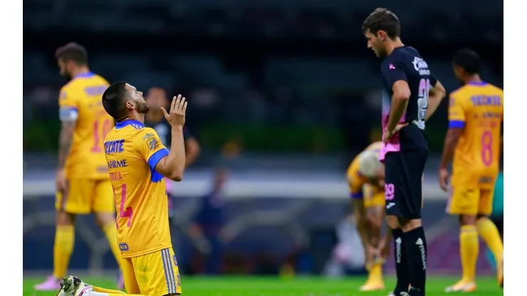 Santiago Giménez se lamenta tras la derrota