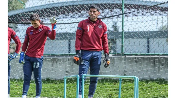 Jesús Corona en un entrenamiento de Cruz Azul