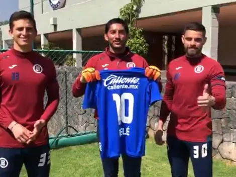 "Quítenselo": Afición reclama el 10 de Castro en el homenaje a Pelé