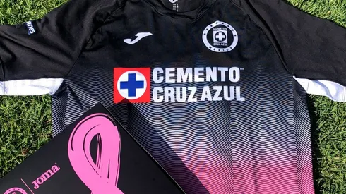 Ya está a la venta la nueva playera rosa de Cruz Azul.