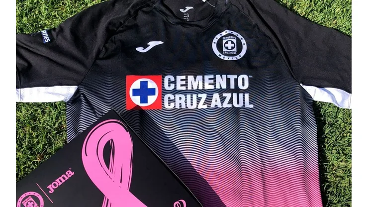 Ya está a la venta la nueva playera rosa de Cruz Azul.