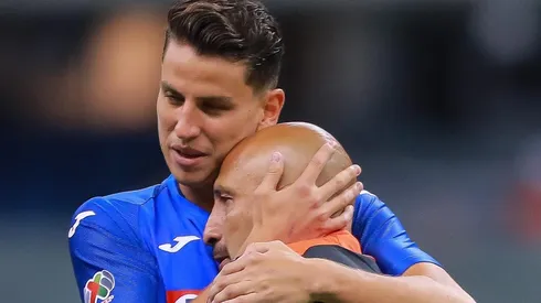 Igor Lichnovsky abraza al Conejo Pérez en su despedida