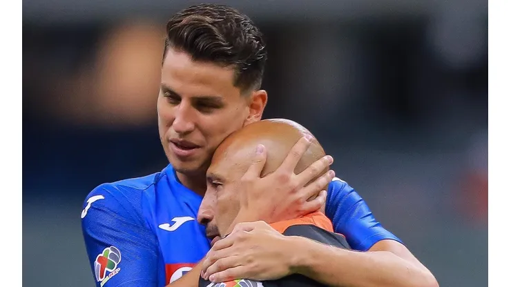 Igor Lichnovsky abraza al Conejo Pérez en su despedida