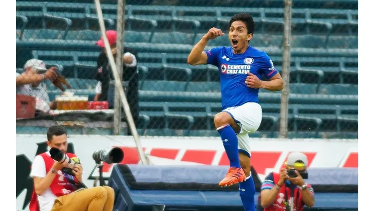 Mena jugó en Cruz Azul entre 2017 y 2018.