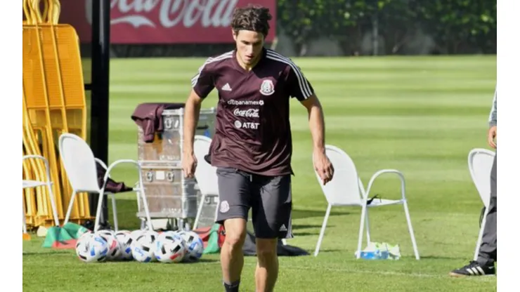 Santiago Giménez en su primer entrenamiento con la Selección