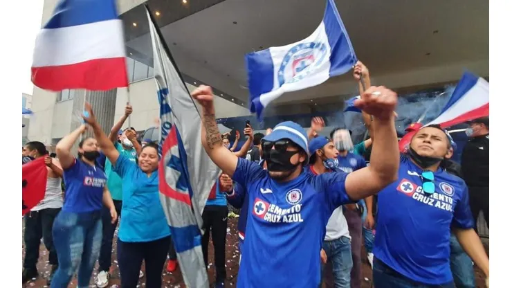 La afición de Cruz Azul llegó al hotel de concentración.