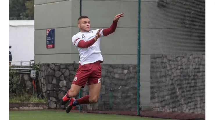 Jonathan Rodríguez en un entrenamiento de Cruz Azul