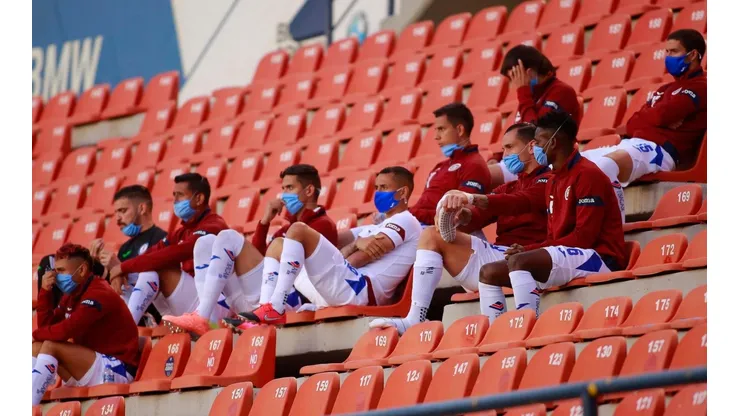 Plantel de Cruz Azul con tapabocas.