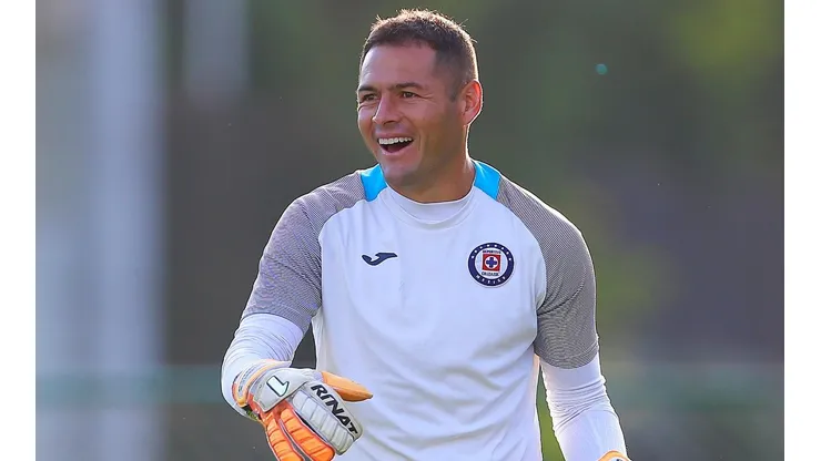 Pablo Aguilar en un entrenamiento de Cruz Azul