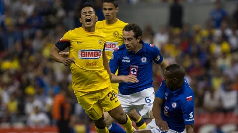 Juan Carlos Medina en un partido ante Cruz Azul