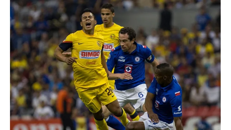 Juan Carlos Medina en un partido ante Cruz Azul