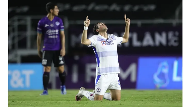 Santiago Giménez celebra el tanto ante Mazatlán