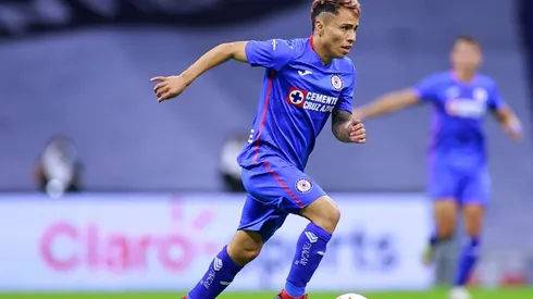 Misael Domínguez jugando en Cruz Azul.