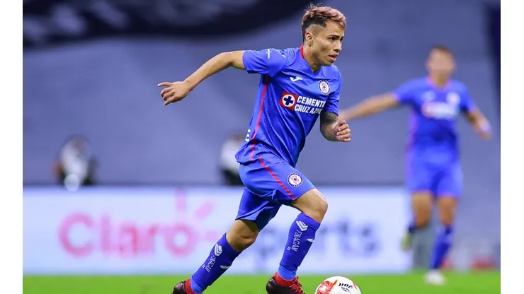 Misael Domínguez jugando en Cruz Azul.