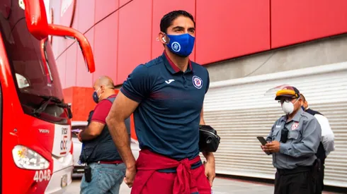 Jesús Corona en su llegada con Cruz Azul al duelo contra Xolos