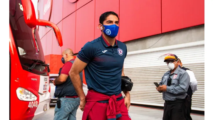 Jesús Corona en su llegada con Cruz Azul al duelo contra Xolos