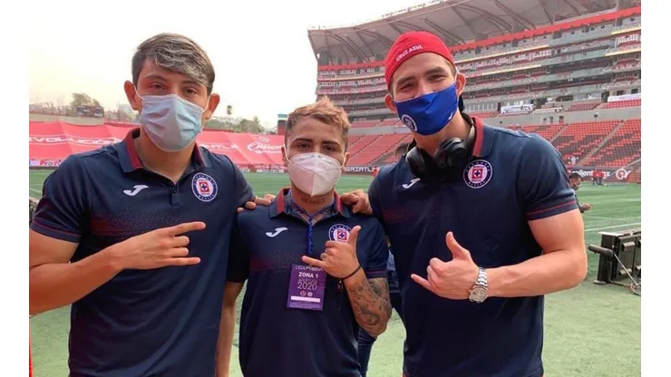 Plantel de Cruz Azul con cubrebocas.