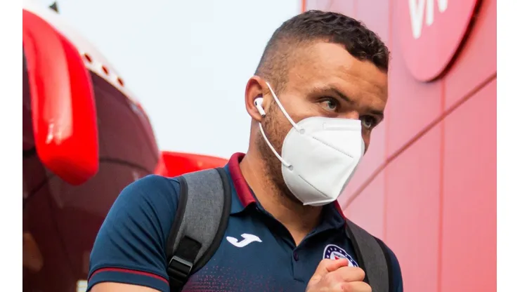 Cabecita llegando para el partido ante el Tijuana