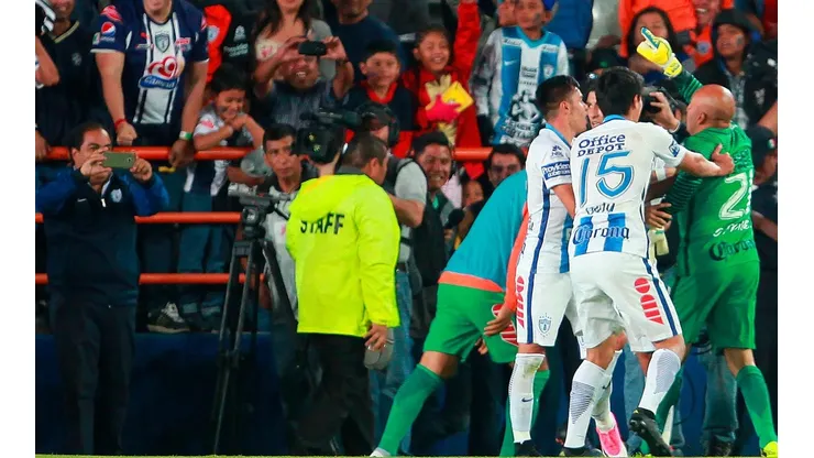 El Conejo Pérez celebrando su único tanto con los Tuzos