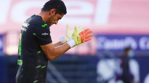 Jesús Corona en el duelo ante San Luis