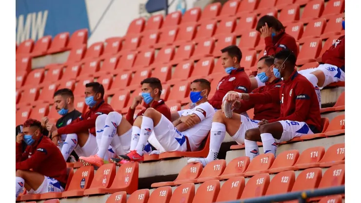Los jugadores de Cruz Azul con tapabocas.