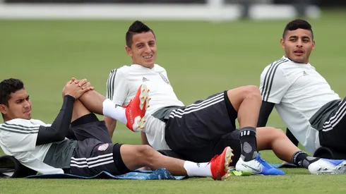Roberto Alvarado y Orbelín Pineda en un entrenamiento con el TRI