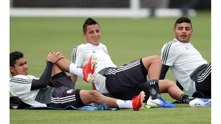 Roberto Alvarado y Orbelín Pineda en un entrenamiento con el TRI
