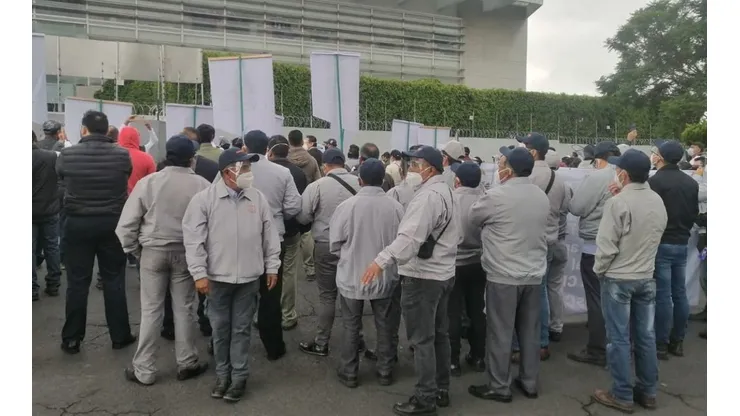 Cooperativistas llegando a la asamblea de hoy.