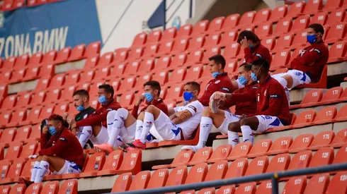 Los jugadores de la banca de Cruz Azul con cubrebocas.