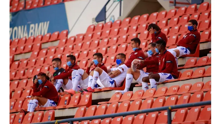 Los jugadores de la banca de Cruz Azul con cubrebocas.