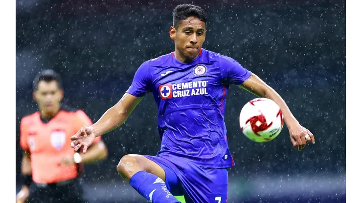 Luis Romo en el duelo de Cruz Azul ante Juárez FC