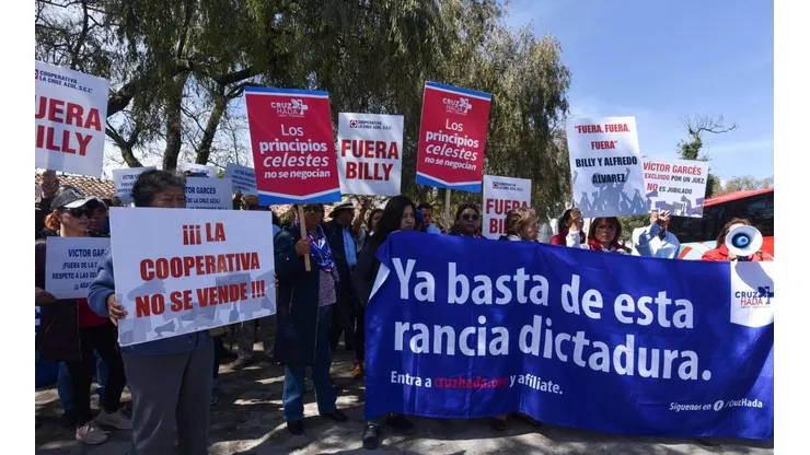 Grupo disidente a las afueras de la Cooperativa La Cruz Azul