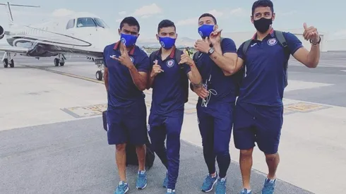 Los jugadores celestes con cubrebocas.