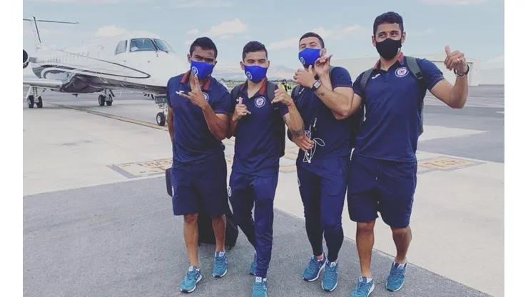 Los jugadores celestes con cubrebocas.