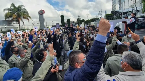 Los socios celebraron la asamblea de hoy en la calle.